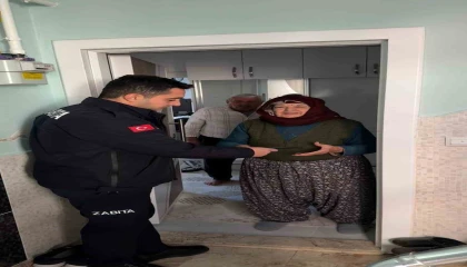 Yaşlı kadının pazarda kaybettiği cüzdanı bulup evinde teslim ettiler