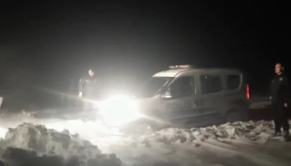 Yolda kalan polis aracının yardımına iş makineleri yetişti