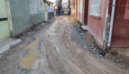 Yollar köstebek yuvasına döndü, mahalleli isyan etti