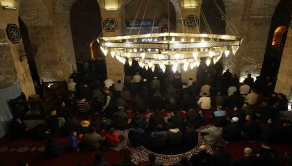 6 asırlık tarihi camide Berat Kandilinde eller semaya açıldı