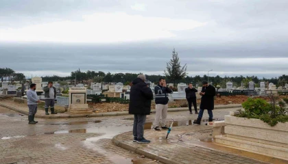 6 Şubat depreminde hayatını kaybeden Antalyalı vatandaşlar mezarı başında anıldı