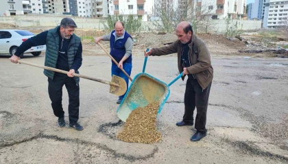 Adanada belediyenin kapatmadığı çukurları vatandaş kapattı