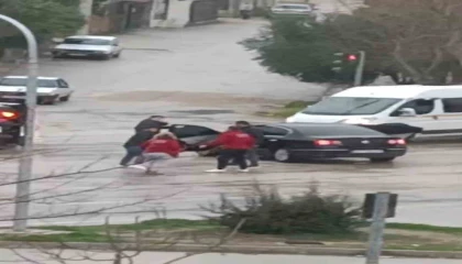 Adanada bir kadının karıştığı sopalı kavga görüntülendi