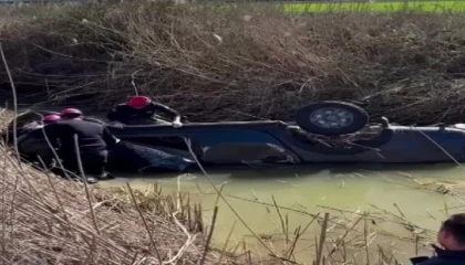 Adanada dereye devrilen kamyonetin sürücüsü hayatını kaybetti