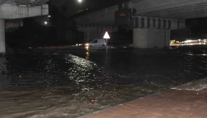 Adanada gece bastıran sağanak yağış yolları göle çevirdi