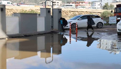 Adanada iğrenç manzara: Lağımlar sokağa taşıyor, çocuklar üzerinden atlamak zorunda kalıyor