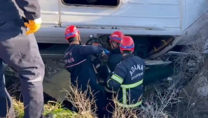 Adanada öğrenci servisi şarampole devrildi: 2si ağır 9 yaralı