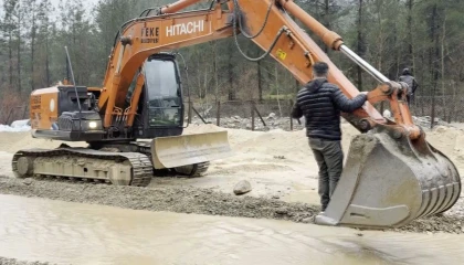 Adanada sel ve heyelanlar ulaşımda aksamalara neden oldu