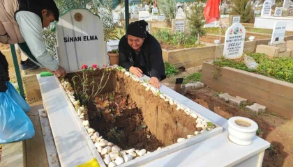Adanada yağışta oğlunun mezarı çöken anne gözyaşlarına boğuldu