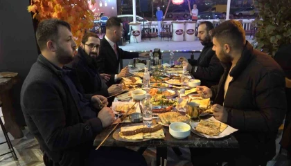 Adanalılar ilk iftarda kebapçılara akın etti