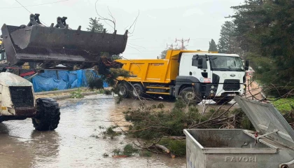 Akdenizde fırtına sonrası belediye ekipleri teyakkuzda