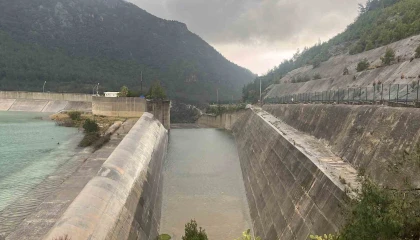 Alanya Dim Barajında su seviyesi yükseldi bölgeye yakın bazı evlerin tedbir amaçlı boşaltılması istendi