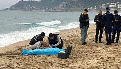 Alanyada 2,5 ay önce sahilde bulunan ceset ihbarı yamaç paraşütü pilotu kamerasında