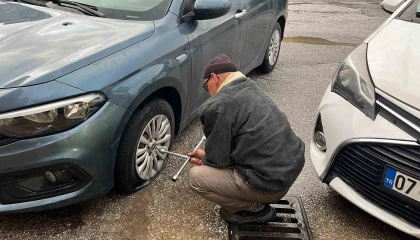 Alanyada araçların lastiklerini kesen, tuvalete zarar verip, marketten yiyecek ve içecek alan 3 şüpheli yakalandı