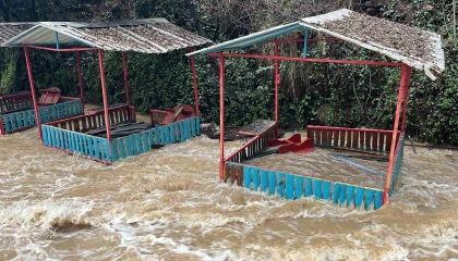 Alanyada çay taştı: İşletmelere ait çardaklar sular altında kaldı