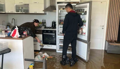 Alanyada debi yükseldi, çay kenarındaki işletmeler sele kapıldı