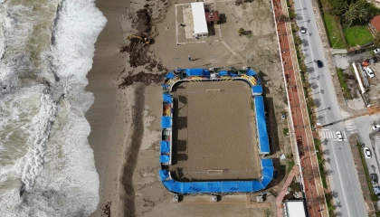 Alanyada etkili olan fırtına sahildeki işletmede hasara yol açtı