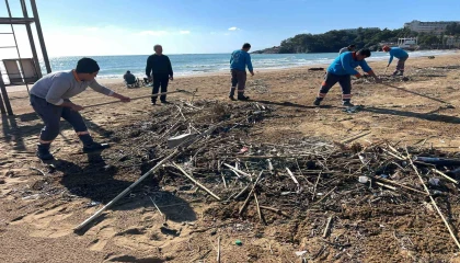 Alanyada fırtına sonrası plajlarda temizlik yapıldı