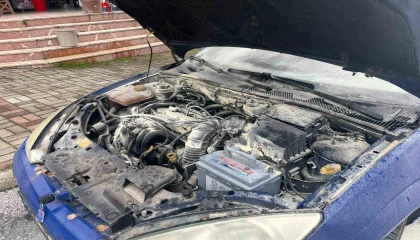 Alanyada park halindeyken yanan otomobilin motor kısmında zarar oluştu