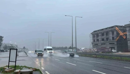 Alanyada sağanak etkili oldu, sürücüler zor anlar yaşadı