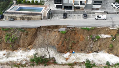 Alanyada şiddetli yağış sonrası heyelan oluştu, yol çöktü