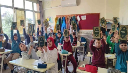 Anamurda öğrencilere Kuran-ı Kerim hediye edildi