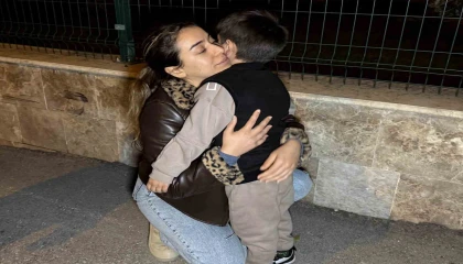 Anne, çocuğuna 1,5 yıl sonra polis merkezinde kavuştu