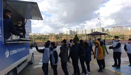 Antakya Belediyesinden soğuk kış gününde öğrencilere çorba ikramı