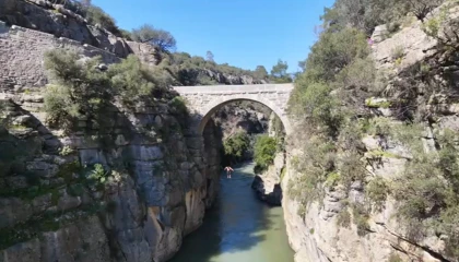 Antalyada 20 metre yükseklikteki tarihi köprüden suya atlayan genç yürekleri ağza getirdi