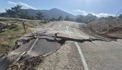 Antalyada 3 mahallenin ulaşımını sağlayan yol çöktü