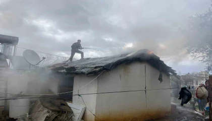 Antalyada alev alev yanan tek katlı ev küle döndü