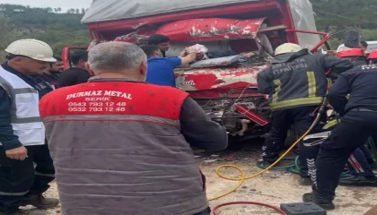 Antalyada iki kamyon çarpıştı, sıkışan sürücüyü itfaiye kurtardı