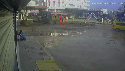 Antalyada iş makinesinin belediye çalışanına çarpma anı kamerada