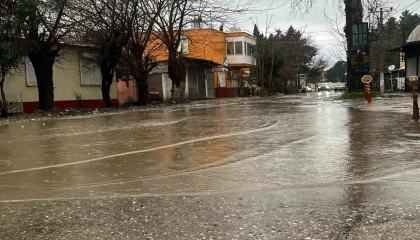 Antalyada kuvvetli sağanak taşkınlara yol açtı minibüste mahsur kalanlar kepçe yardımıyla kurçarıldı