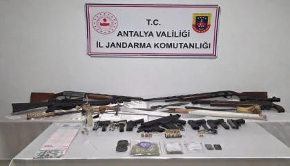 Antalyada operasyon yapılan evde çok sayıda silah ele geçirildi