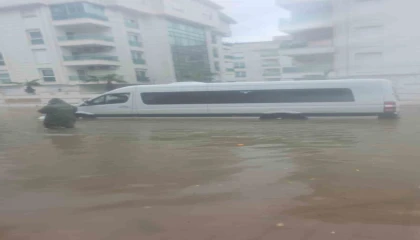 Antalyada sağanak etkili oldu,araçlar yollarda ilerlemekte zorlandı