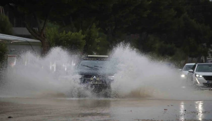 Antalyada şiddetli yağış hayatı olumsuz etkiledi