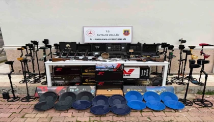 Antalyada tarihi eser operasyonu: Milyonluk çok sayıda dedektör ve tarihi sikke ele geçirildi