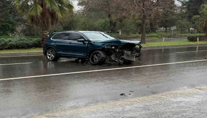 Antalyada yağışlı havada kaza ucuz atlatıldı