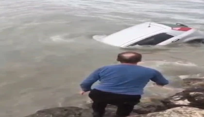 Aracıyla denize düşen sürücüyü Sahil Güvenlik kurtardı