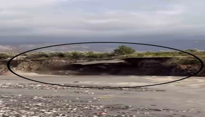 Aşırı yağışla birlikte yolda yaşanan çökme anı görüntülendi