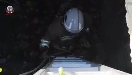 Atık su deposuna düşen kediyi kurtaran itfaiyeci, alkışlarla karşılandı