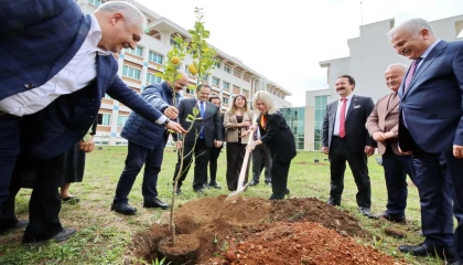 AÜ İlahiyat Fakültesi bahçesine 100 ağaç dikildi