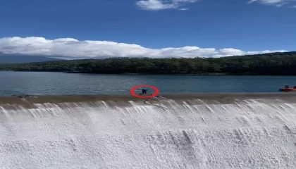 Balık üreticisinin savakları açık barajda yürekleri ağızlara getiren temizlik çalışması