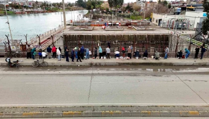 Baraj kapakları açıldı, onlarca balıkçı nehre akın etti