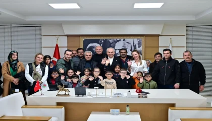 Başkan Kocagöz, görme sorunu olan öğrencilere gözlüklerini teslim etti