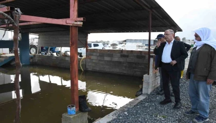 Başkan Yapar, aşırı yağışla birlikte sular altında kalan Aşağıoba Mahallesinde incelemelerde bulundu