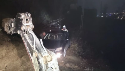 Belende toprak kaymasıyla mahsur kalan araç kurtarıldı