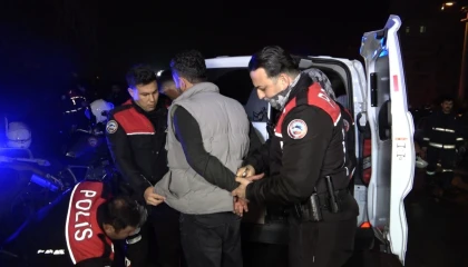 Benzin dökerek hem kendinin hem de kız arkadaşının aracını yaktı