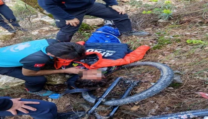 Bisiklet sürücüsü 10 metrelik şarampole yuvarlandı